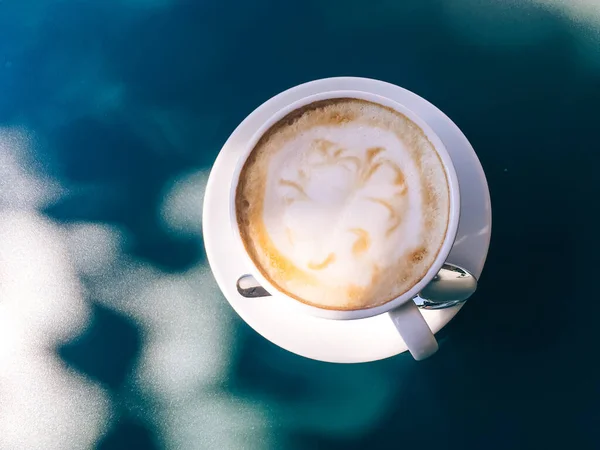 Cappuccino di luar kafe musim panas — Stok Foto