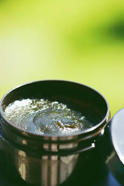 Biologische cosmetica, zwart gezichtsmasker in pot, natuurlijke groene lijn huidverzorging voor een gezonde huid en lichaam — Stockfoto