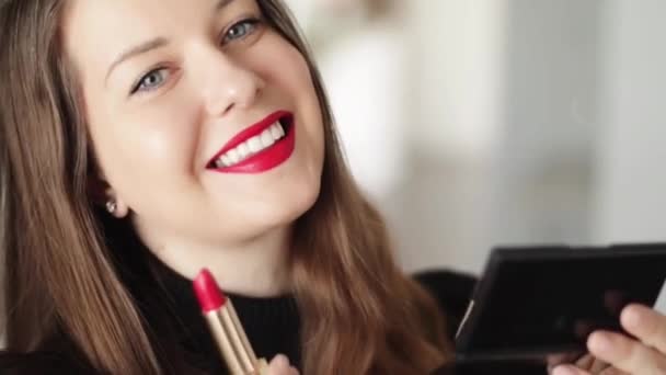Glamorös kväll makeup idé, ansikte porträtt av en kvinna med rött läppstift makeup, kvinnlig skönhet vlogger, fransk chic stil, make-up och kosmetisk produkt — Stockvideo