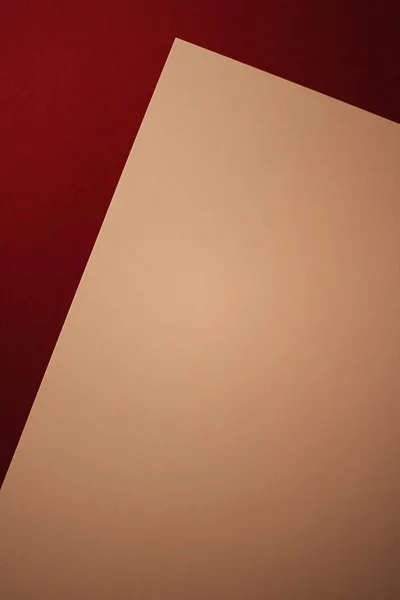 Порожній папір A4, бежевий на темно-червоному тлі, як офісна канцелярська плоска лінія, розкішний бренд плоскої лінії і дизайн ідентичності бренду для макетів — стокове фото