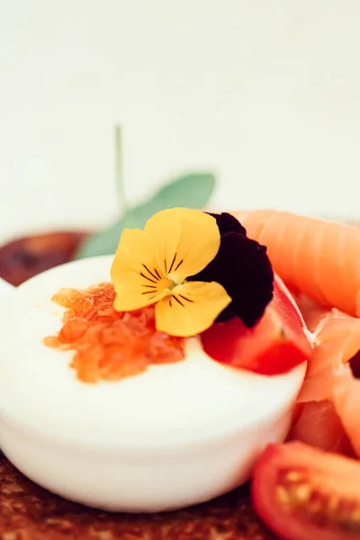 Panqueque de patatas fritas con caviar rojo, salmón y crema agria en un restaurante de lujo al aire libre en verano — Foto de Stock