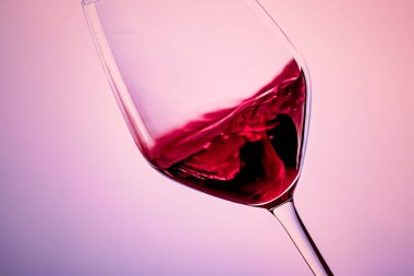 Kristal bardakta kaliteli kırmızı şarap, alkol içeceği ve lüks aperatif, oenoloji ve ekoloji ürünü.