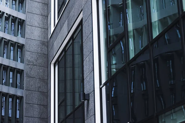 Edificio de oficinas corporativas en el distrito financiero, rascacielos moderno en el centro de la ciudad, negocios inmobiliarios comerciales y arquitectura contemporánea — Foto de Stock