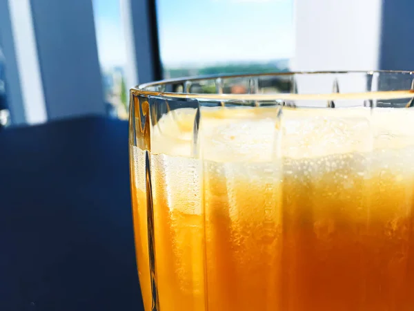 Bebida saludable, menú de vitaminas y bebidas de frutas, zumo de naranja fresco en un restaurante de lujo al aire libre, servicio de comida y concepto de desayuno en el hotel — Foto de Stock