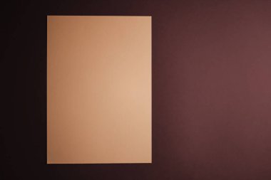 Boş A4 kağıt, koyu arkaplanda bej ofis kırtasiyesi, lüks markalaştırma dairesi ve model kimlik tasarımı
