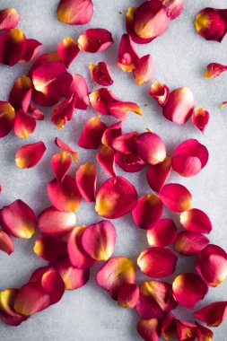 Mermer arka planda gül yaprakları, çiçek dekoru ve düğün örtüsü, davet için bayram tebrik kartı, düz dizayn