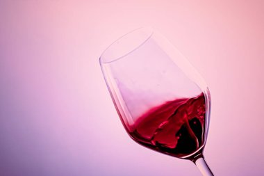 Kristal bardakta kaliteli kırmızı şarap, alkol içeceği ve lüks aperatif, oenoloji ve ekoloji ürünü.