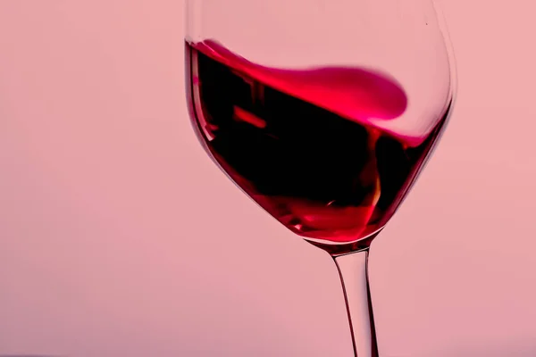 크리스털 유리, 알콜 음료 및 고급 aperitif, oenology 및 생물 재배 제품에 붉은 포도주 — 스톡 사진