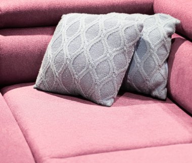 Ev dekorasyonu, iç tasarım ve lüks mobilya arka planı, kanepe ve yastık ayrıntıları.