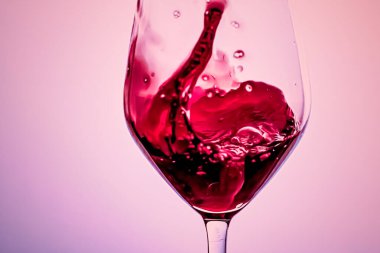 Kristal bardakta kaliteli kırmızı şarap, alkol içeceği ve lüks aperatif, oenoloji ve ekoloji ürünü.