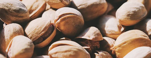 Pistachos orgánicos al sol, alimentos saludables y meriendas de fondo —  Fotos de Stock