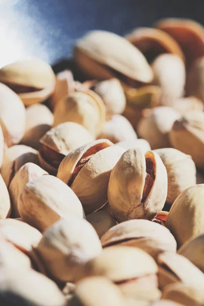 Pistachos orgánicos al sol, alimentos saludables y meriendas de fondo —  Fotos de Stock