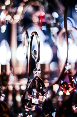 Ev dekorasyonu olarak kristal cam avize, iç tasarım ve lüks mobilya ayrıntıları, tatil davetiyesi geçmişi