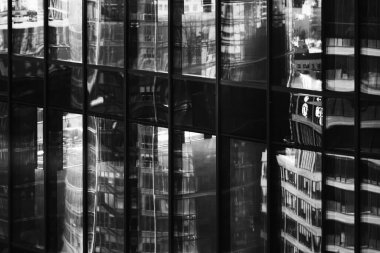 Modern gökdelenin cam pencereleri