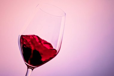 Kristal bardakta kaliteli kırmızı şarap, alkol içeceği ve lüks aperatif, oenoloji ve ekoloji ürünü.