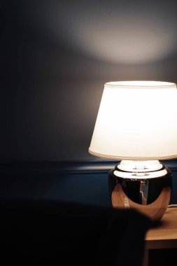 Modern ev veya apartmanda ev dekorasyonu, lüks mobilyalar ve dekorasyon ayrıntıları