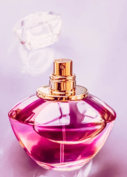 Γυναικείο άρωμα, ροζ κολόνια μπουκάλι ως vintage άρωμα, eau de parfum ως δώρο διακοπών, πολυτελείας αρωματοποιίας μάρκα παρούσα — Φωτογραφία Αρχείου