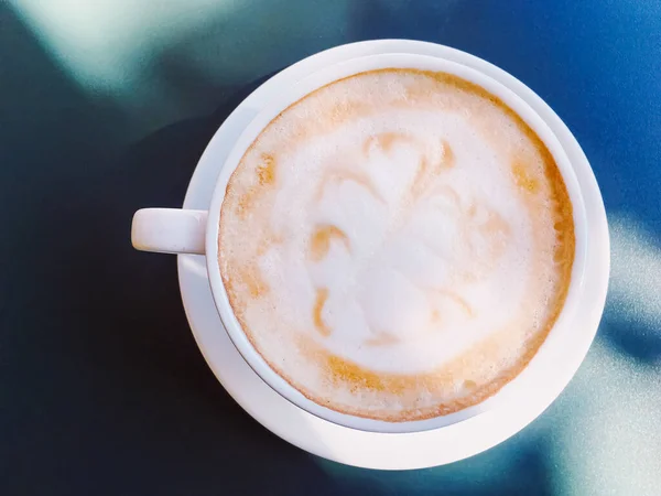 Cappuccino di luar kafe musim panas — Stok Foto