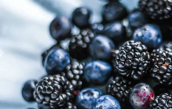 果物の背景としてブルーベリーとブラックベリー,健康的な食品やベリージュース,ビーガンスナックや食事の栄養. — ストック写真