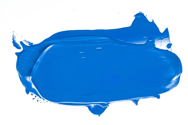 Textura cosmética de beleza azul cobalto isolada em fundo branco, mancha de maquiagem borrada ou mancha de produtos cosméticos, pinceladas de pintura — Fotografia de Stock