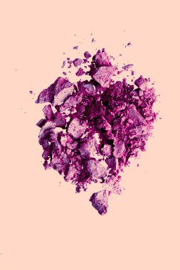 Güzellik ve makyaj düz yüz tasarımı, toz kozmetik olarak mineral organik göz farı, makyaj arka planı olarak kızartılmış veya ezilmiş kozmetik ürün