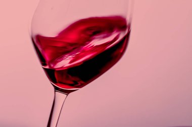 Kristal bardakta kırmızı şarap, alkol içeceği ve lüks aperatif, oenoloji ve ekolojik ürün