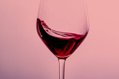 Kristal bardakta kırmızı şarap, alkol içeceği ve lüks aperatif, oenoloji ve ekolojik ürün