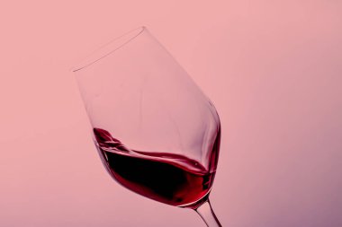 Kristal bardakta kırmızı şarap, alkol içeceği ve lüks aperatif, oenoloji ve ekolojik ürün