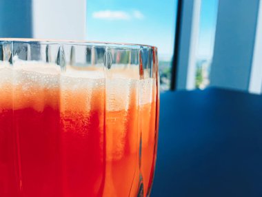 Sağlıklı içecek, meyve vitaminleri ve içecek menüsü, lüks restoranda taze meyve suyu açık hava, yemek servisi ve sağlıklı kahvaltı konsepti.