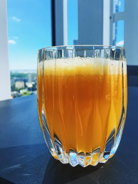 Sağlıklı içecek, meyve vitaminleri ve içecek menüsü, lüks restoranda taze portakal suyu açık hava, yemek servisi ve otel kahvaltısı konsepti.