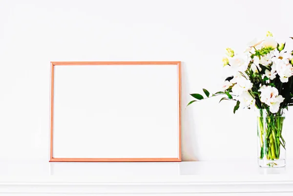 Roségold-Rahmen auf weißen Möbeln, luxuriöses Wohndekor und Design für Attrappen, Posterdruck und druckbare Kunst, Online-Shop-Vitrine — Stockfoto