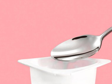 Yoğurt kabı ve pembe arka planda gümüş kaşık yoğurt kremalı beyaz plastik kap sağlıklı beslenme ve beslenme dengesi için taze süt ürünü.