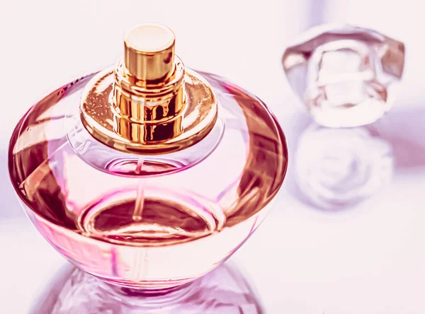 Perfume para mujer, botella de colonia rosa como fragancia vintage, eau de parfum como regalo de vacaciones, marca de perfumería de lujo presente — Foto de Stock