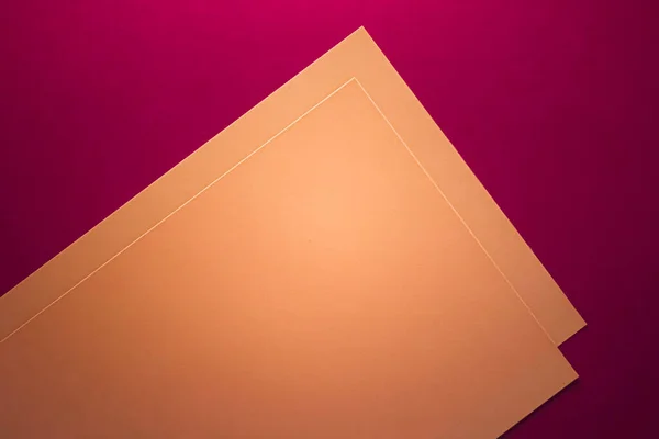 Papel A4 en blanco, marrón sobre fondo rosa como plano de papelería de oficina, diseño de identidad de marca de lujo y diseño de identidad de marca para maqueta — Foto de Stock