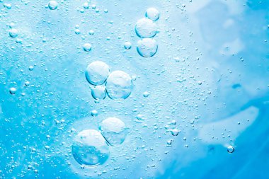 Mavi su dokusu su arka planı, doğa ve bilim konsepti, cilt kozmetik ürünleri ve hijyen makrosu kapanışı