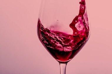 Kristal bardakta kırmızı şarap, alkol içeceği ve lüks aperatif, oenoloji ve ekolojik ürün