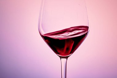 Kristal bardakta kaliteli kırmızı şarap, alkol içeceği ve lüks aperatif, oenoloji ve ekoloji ürünü.