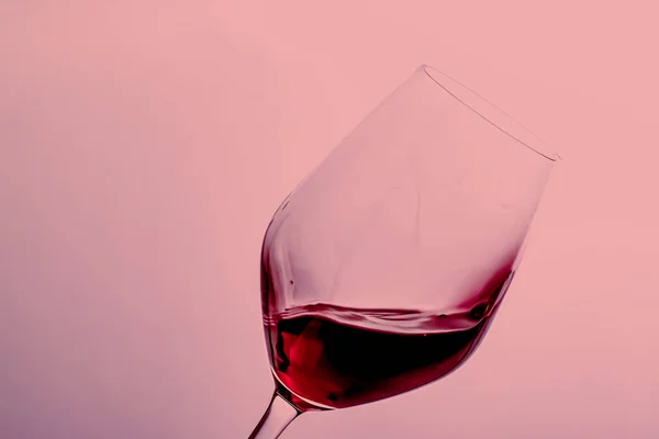 Червоне вино в кришталевому склі, алкогольний напій та розкішний аперитив, енологія та виноградарський продукт — стокове фото