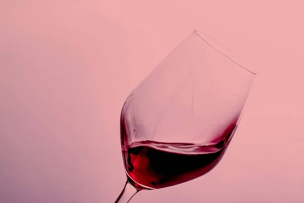 크리스털 유리, 알콜 음료 및 고급 aperitif, oenology 및 생물 재배 제품에 붉은 포도주 — 스톡 사진