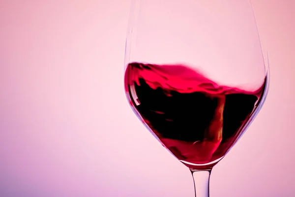 Προνομιακό κόκκινο κρασί σε κρυστάλλινο ποτήρι, αλκοολούχο ποτό και πολυτελές απεριτίφ, οινολογία και αμπελοοινικό προϊόν — Φωτογραφία Αρχείου