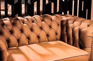 Ev dekorasyonu, iç tasarım ve lüks mobilya arka planı, kanepe ve yastık ayrıntıları.