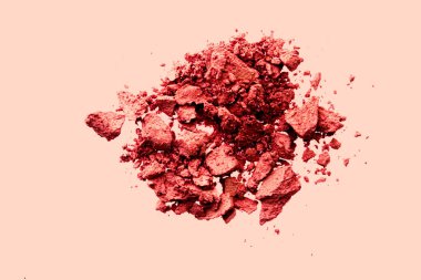 Güzellik ve makyaj düz yüz tasarımı, toz kozmetik olarak mineral organik göz farı, makyaj arka planı olarak kızartılmış veya ezilmiş kozmetik ürün