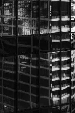 Modern gökdelenin cam pencereleri