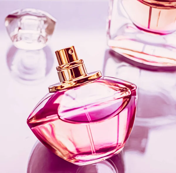 Γυναικείο άρωμα, ροζ κολόνια μπουκάλι ως vintage άρωμα, eau de parfum ως δώρο διακοπών, πολυτελείας αρωματοποιίας μάρκα παρούσα — Φωτογραφία Αρχείου