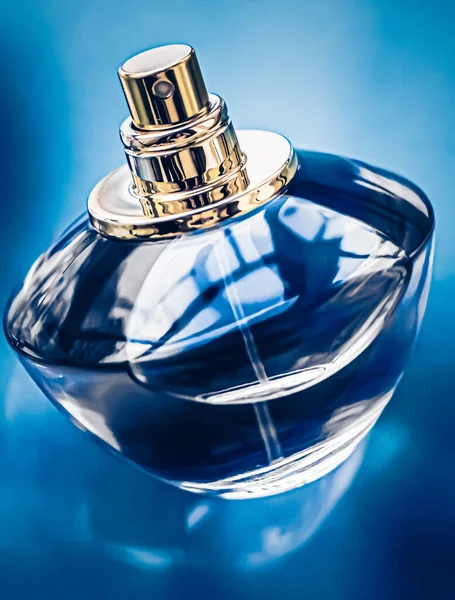 Мужской одеколон, парфюмерная бутылка в качестве винтажного аромата, парфюм в качестве праздничного подарка, роскошный парфюмерный бренд подарок — стоковое фото