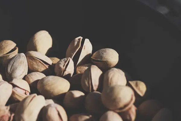 Pistachos orgánicos al sol, alimentos saludables y meriendas de fondo —  Fotos de Stock