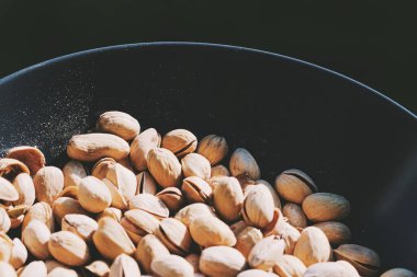 Güneşte organik şam fıstıkları, sağlıklı yiyecekler ve atıştırmalıklar.