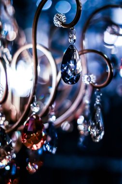 Ev dekorasyonu olarak kristal cam avize, iç tasarım ve lüks mobilya ayrıntıları, tatil davetiyesi geçmişi