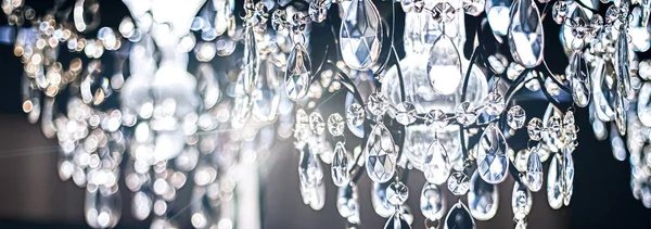 Lámpara de araña de cristal como decoración para el hogar, diseño de interiores y detalles de muebles de lujo, fondo de tarjeta de invitación de vacaciones — Foto de Stock