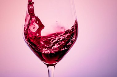 Kristal bardakta kaliteli kırmızı şarap, alkol içeceği ve lüks aperatif, oenoloji ve ekoloji ürünü.